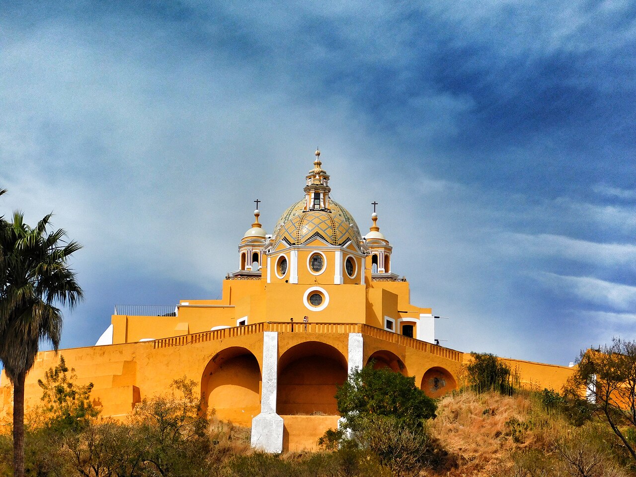 Gran Pirámide de Cholula con el Santuario de los Remedios y los volcanes al fondo